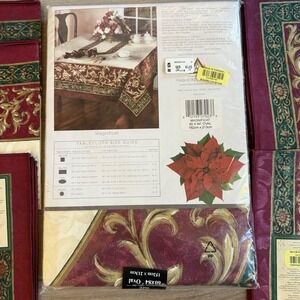 VTG‎ Christmas Tablecloth and 5 Matching Napkins Oval 60x84 NWT Home Statements